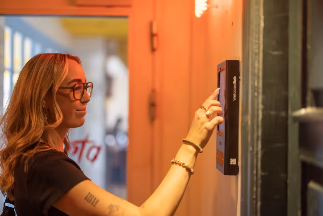 Bruger betjener WelcomeBob dørtelefon med touchskærm